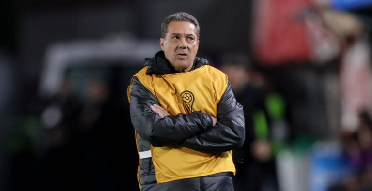 Torcida exalta Cássio e critica Luxemburgo após classificação