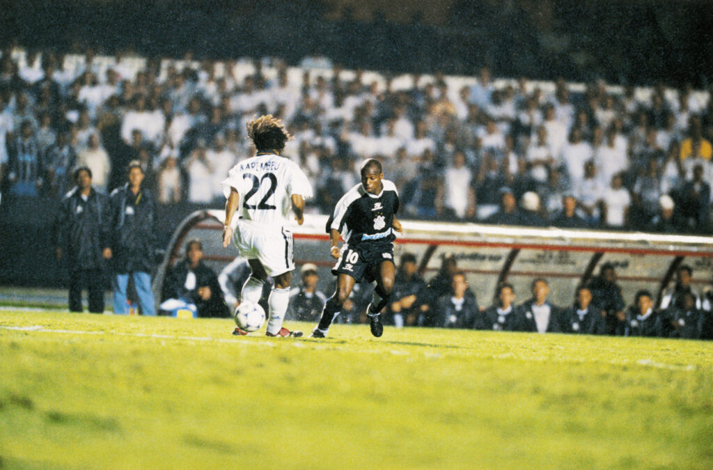 O histórico drible de Edílson em Karembeu em Corinthians 2 x 2 Real Madrid em 2000 - Ricardo Correa/PLACAR
