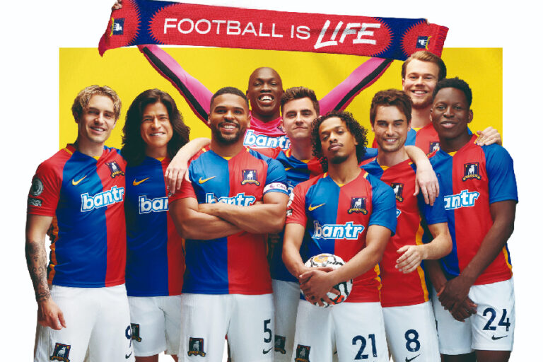 A cobiçada camisa do AFC Richmond, um novo clássico azul e grená