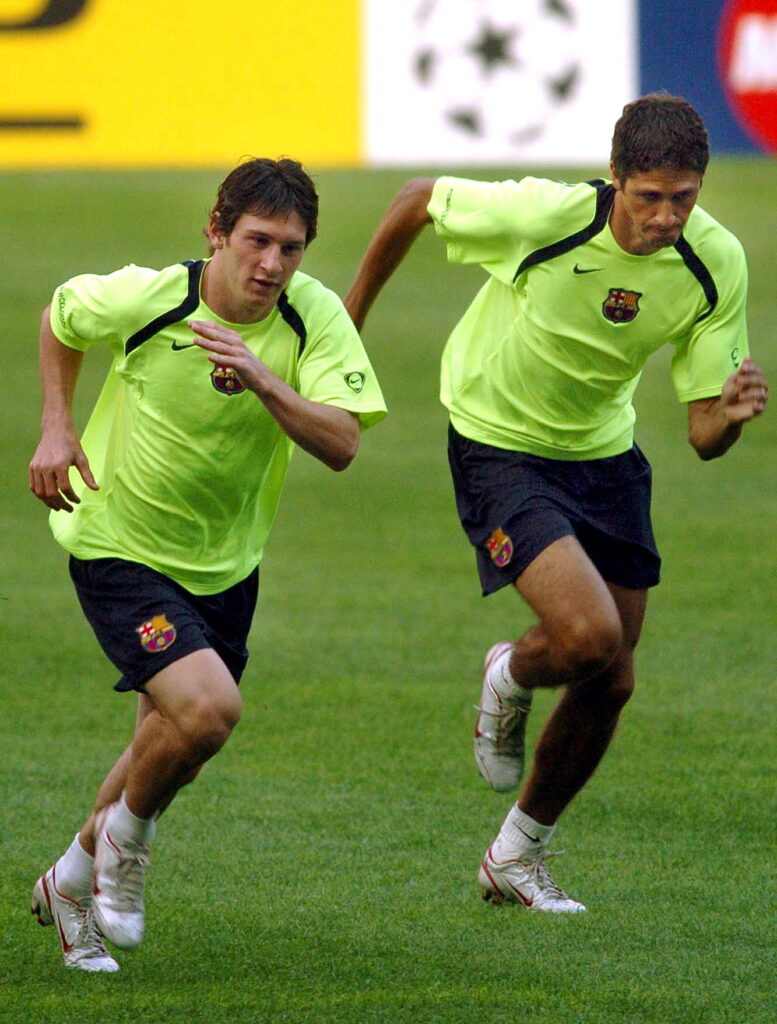 Edmílson e Messi, em 2006, pelo Barcelona - EFE/Andreu Dalmau