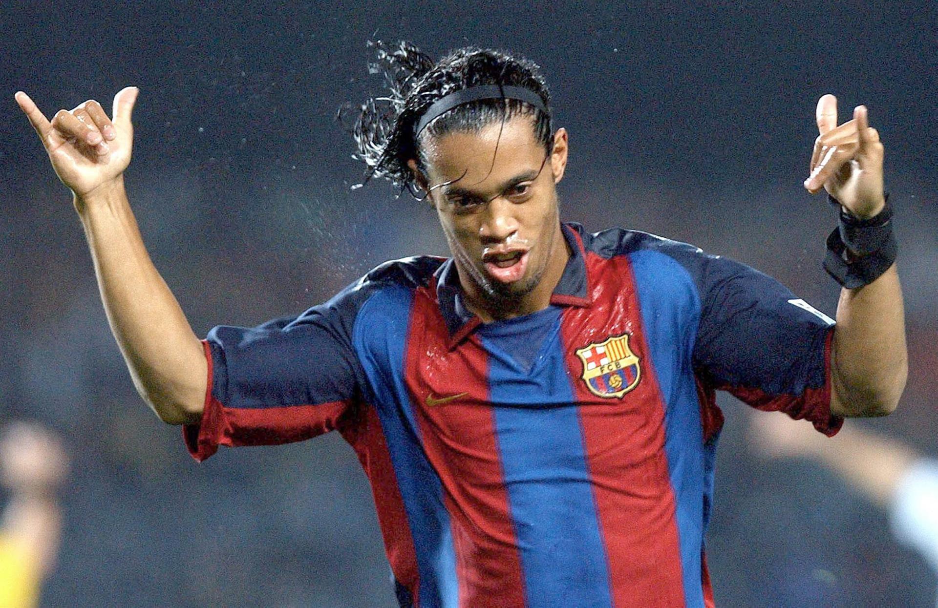 Ronaldinho celebra gol com comemoração típica do 'Bruxo' - EFE/Alberto Estévez.