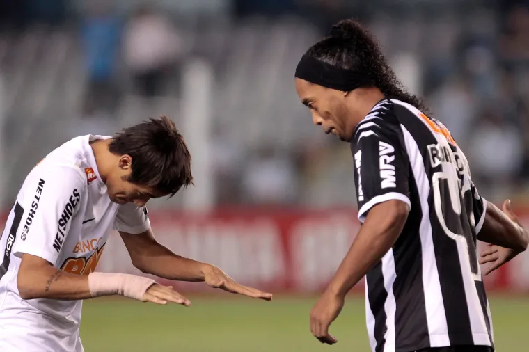 Neymar faz reverência à Ronaldinho Gaúcho durante Santos x Atlético Mineiro em 2012 - Miguel Schincariol/LatinContent/Getty Images