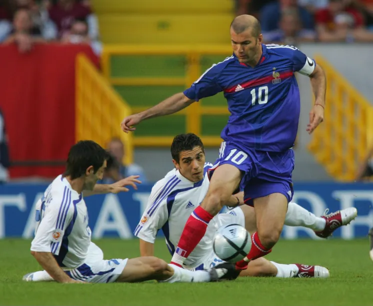 Zinedine Zidane, da França, diante da Grécia, na Euro 2004 - Andreas Rentz/Bongarts//Getty Images