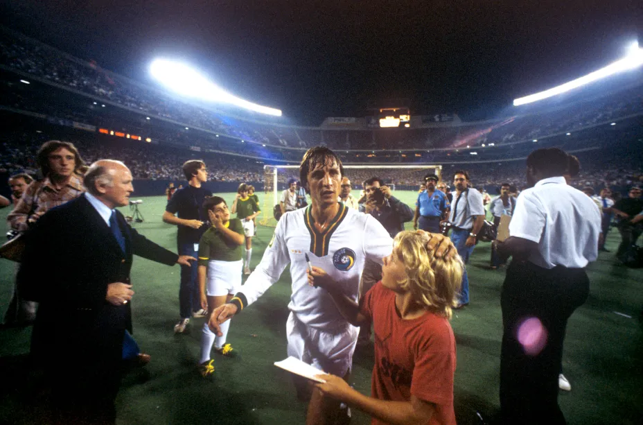Johan Cruyff em um jogo de exibição pelo New York Cosmos, dos EUA, em 1978 - Peter Robinson/Getty Images