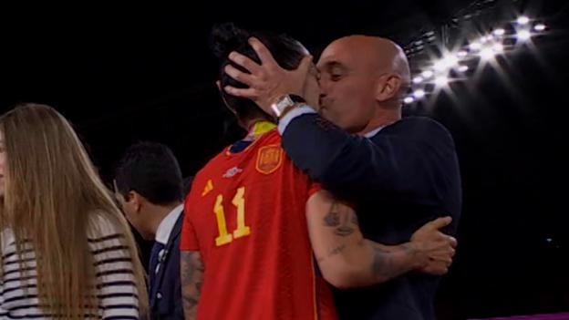 Luis Rubiales, presidente da federação espanhola, beija a atacante Jenni Hermoso durante a comemoração pelo título da Copa do Mundo