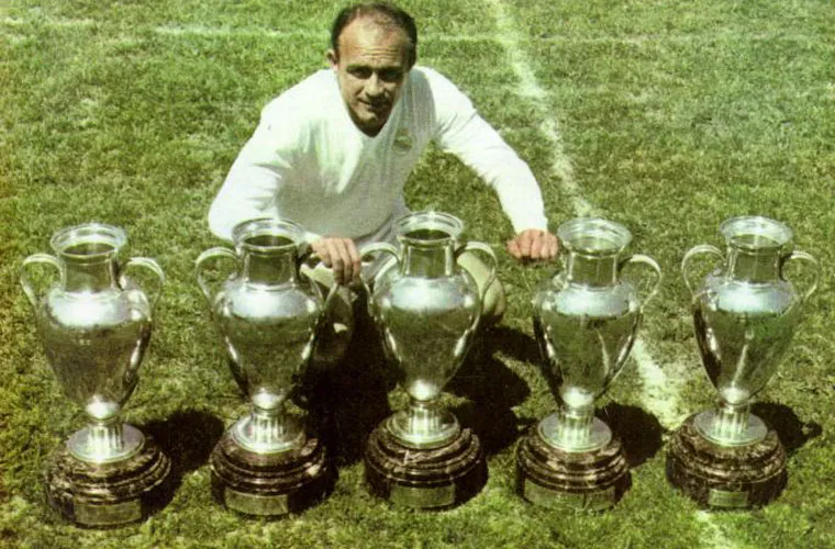 Di Stefano com as taças da Liga dos Campeões que venceu pelo Real Madrid - veja.com/VEJA