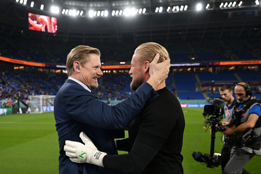 Kasper é parabenizado pelo pai Michael Schmeichel durante a Copa de 2022 - Michael Regan - FIFA/FIFA via Getty Images)