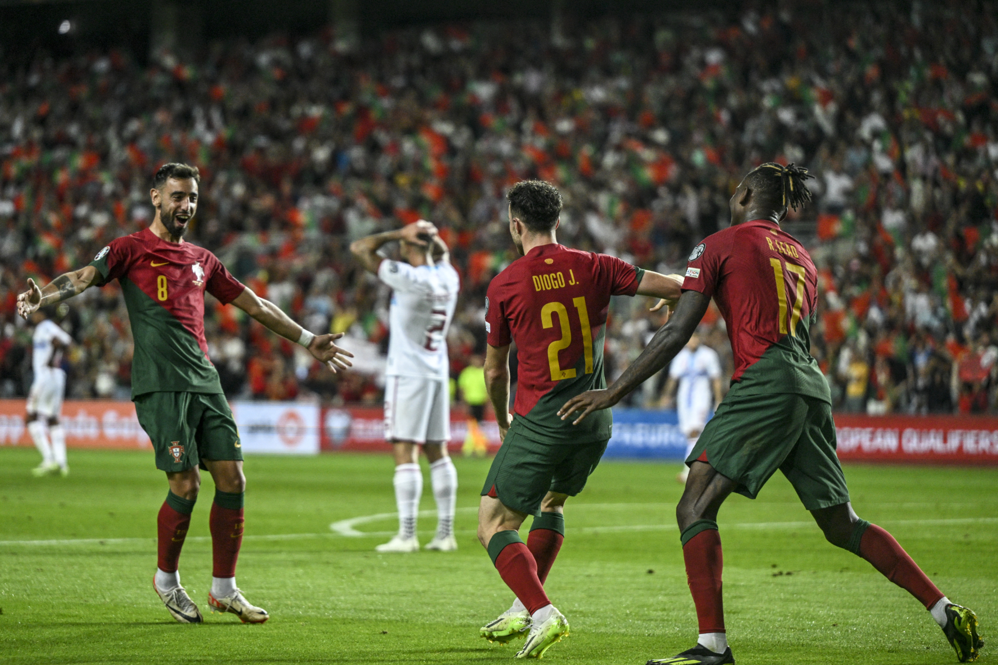 Portugal vence Luxemburgo com goleada histórica e técnico abandonando banco