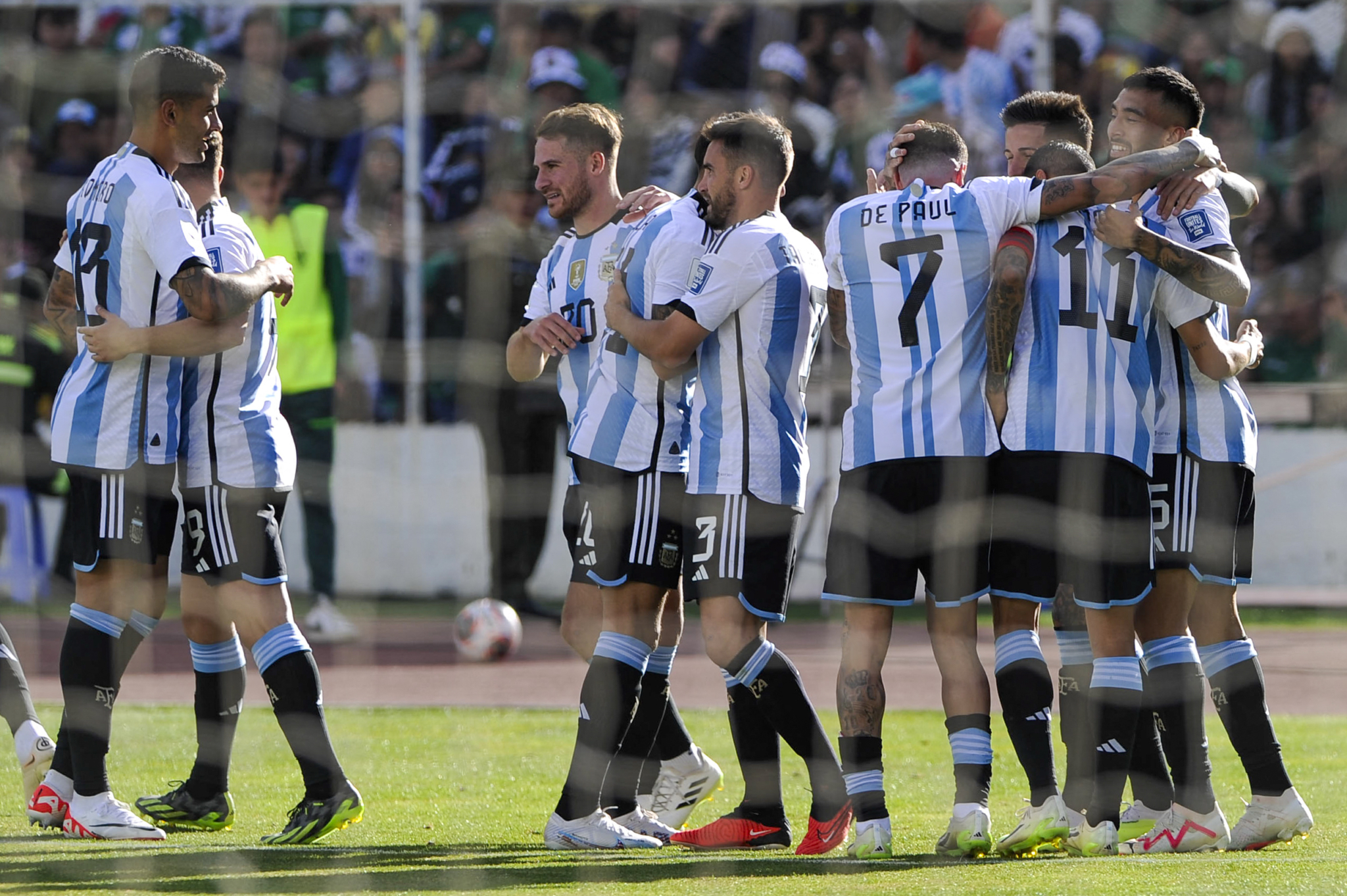 Argentina vence fácil a Bolívia na altitude e com Messi de espectador