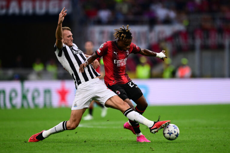 Milan massacra Newcastle, mas não sai do 0 a 0 em estreia na Champions