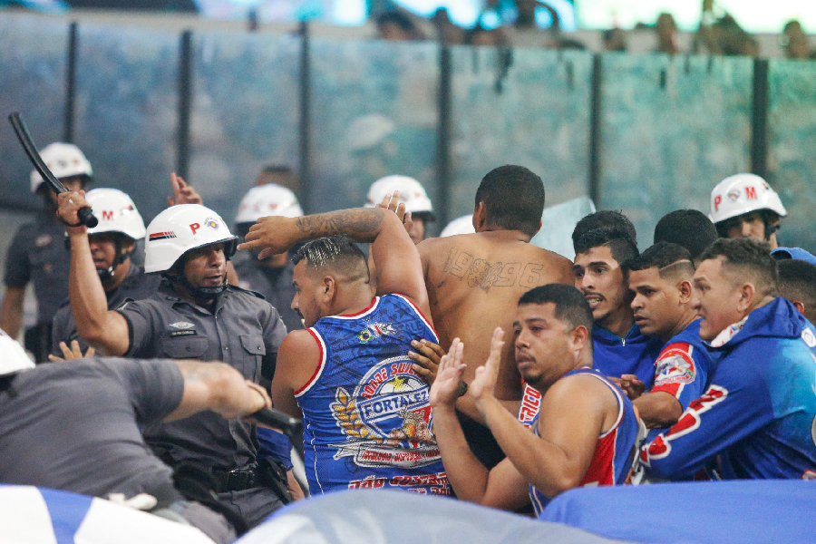 Conflito entre torcedores do Fortaleza na Neo Química Arena - Paulo Pinto/AFP