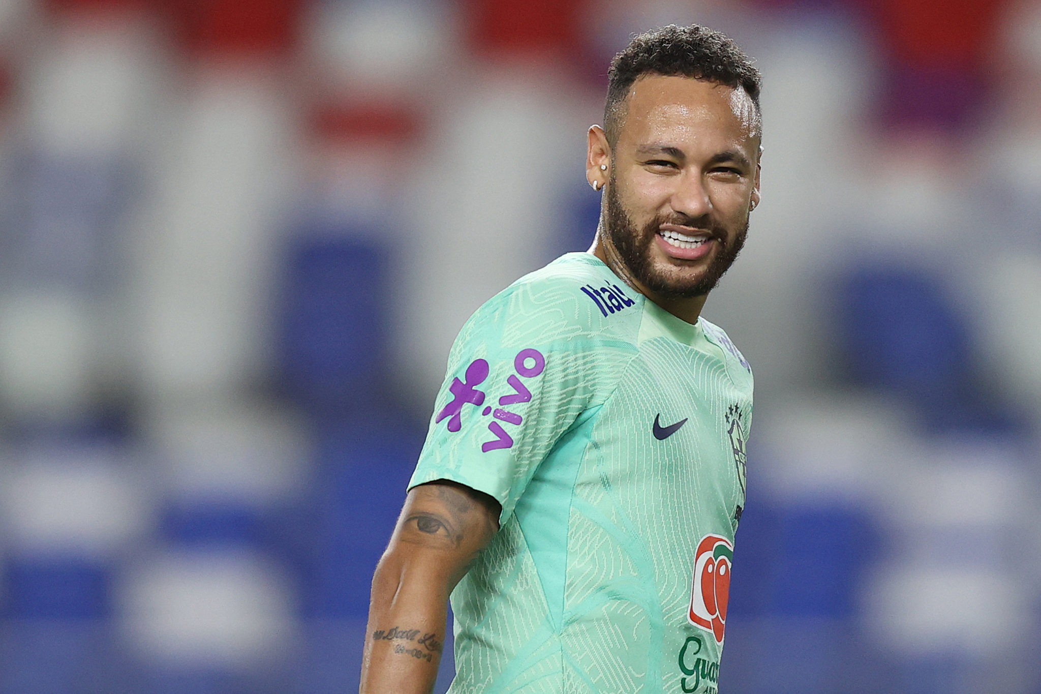 Neymar dá susto em treino, mas não preocupa seleção para Eliminatórias