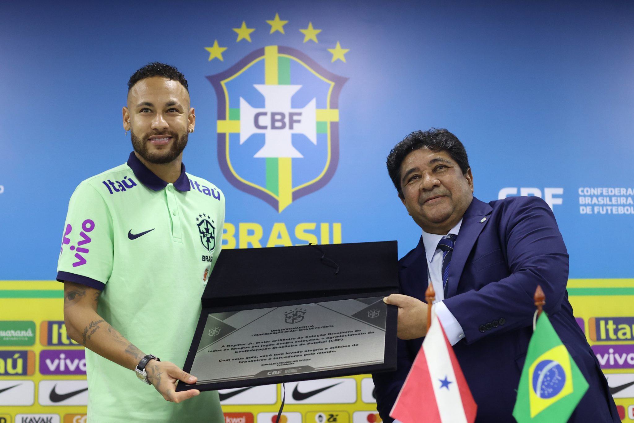 Neymar recebe homenagem da CBF após ultrapassar marca de Pelé
