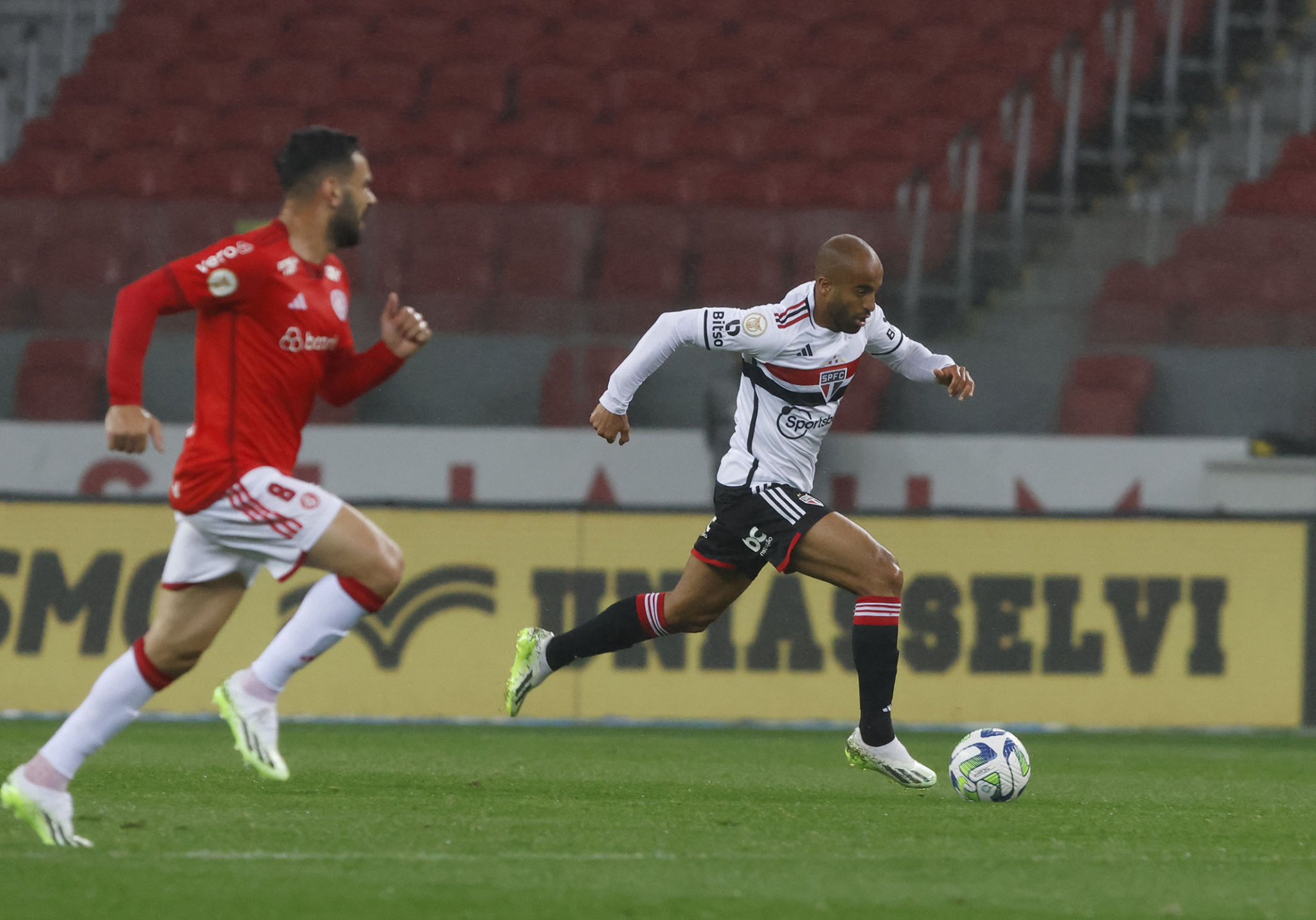 São Paulo vira sobre o Corinthians e larga na frente na final do