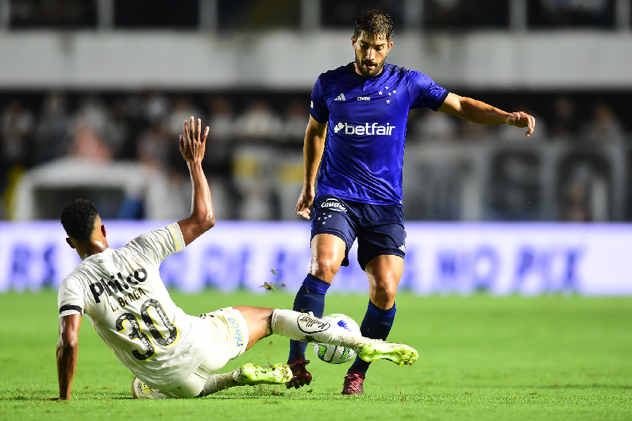 Cruzeiro vence o Santos com gols de Wesley e vira líder do Brasileirão