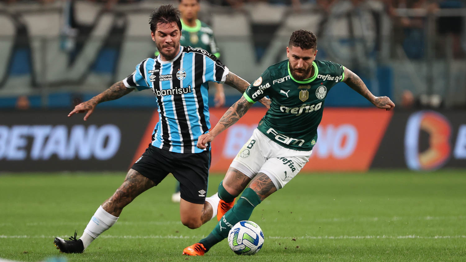 Rony marca de novo, Palmeiras bate Bragantino e retoma liderança