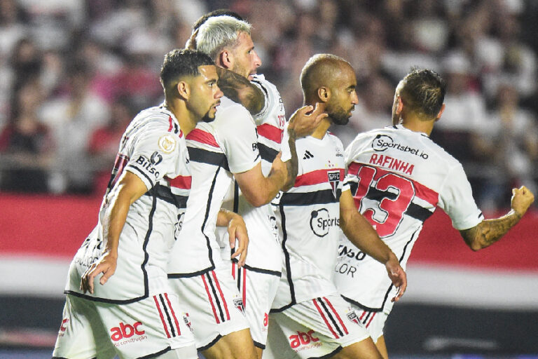São Paulo vence o Corinthians com dois de Calleri e espanta Z-4