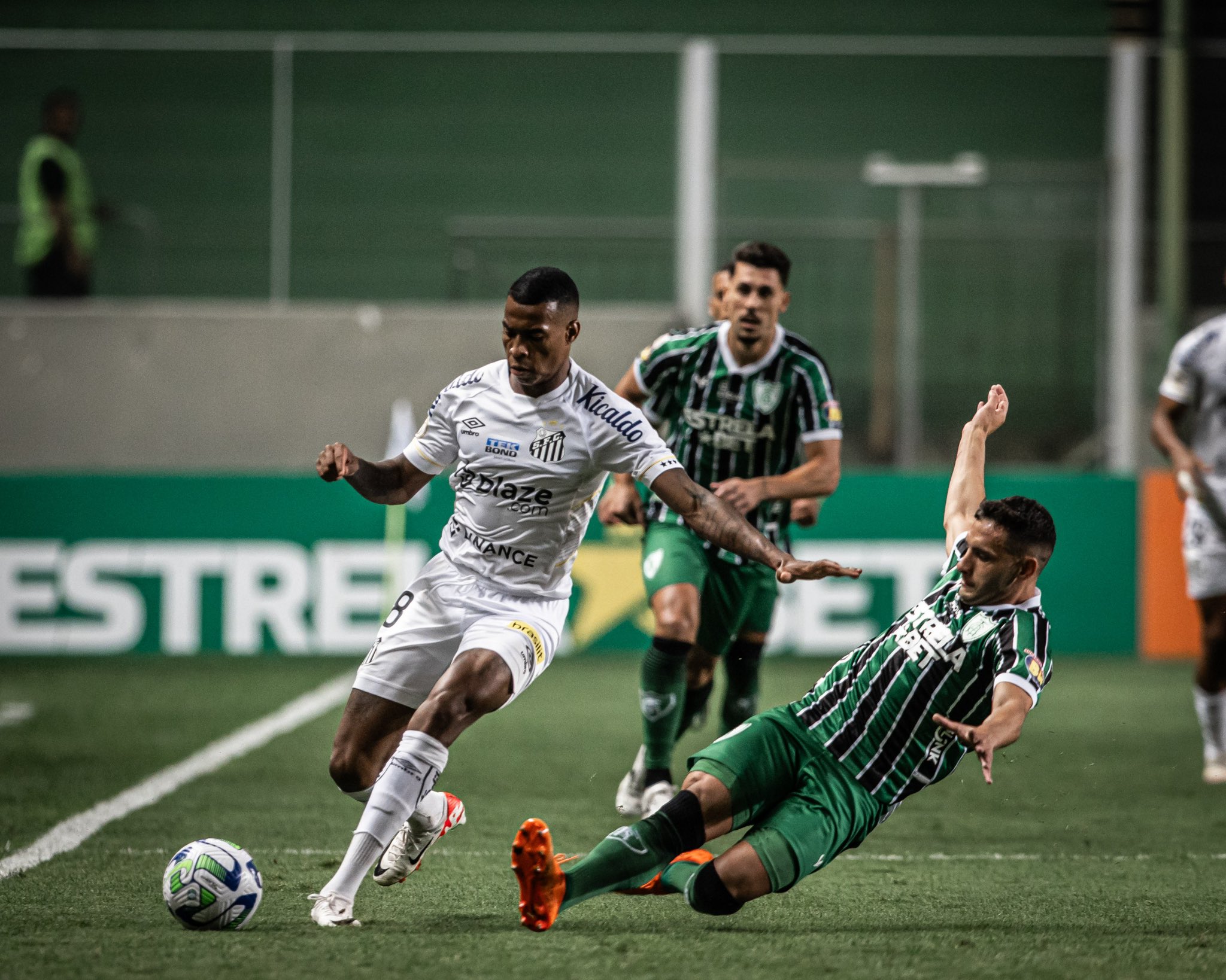 Brasileirão: Santos vai mal, perde duelo direto contra o América e segue no Z-4