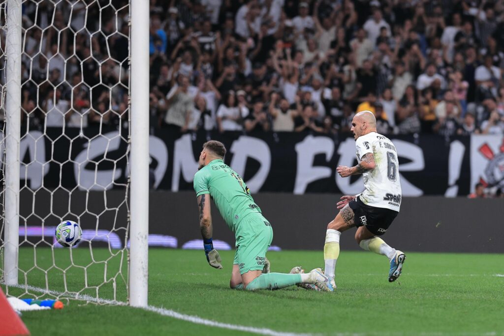 Caetano com a bola nos pés durante o jogo contra o Grêmio