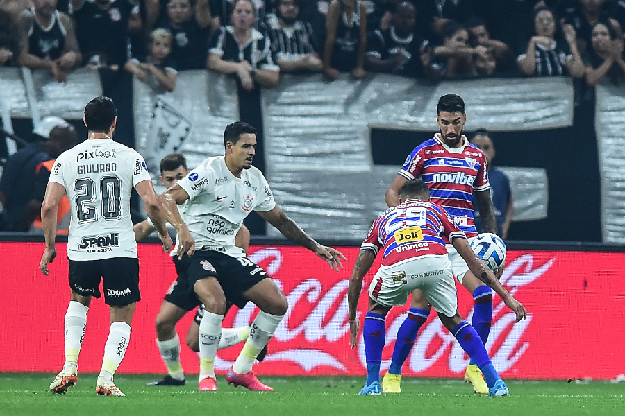 Corinthians e Fortaleza empatam em 1ª semi com arbitragem polêmica