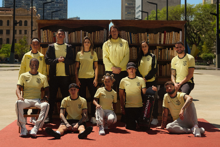 Corinthians lança uniforme amarelo inspirado na Democracia Corinthiana