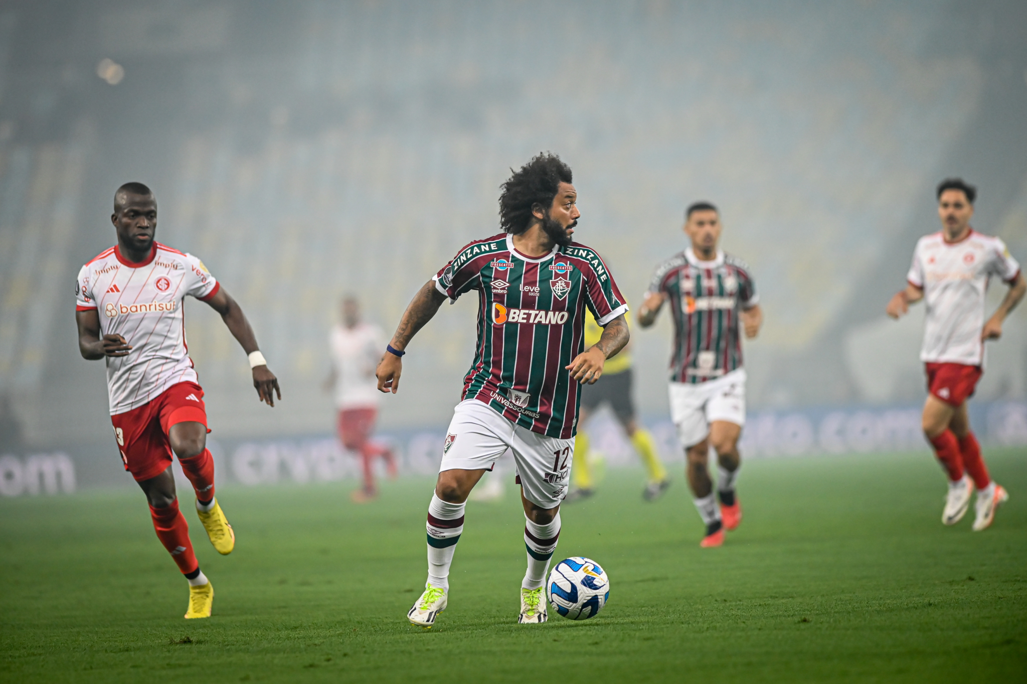 Fluminense e Internacional saem reclamando da arbitragem após empate no  Maracanã