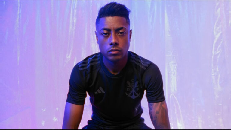 Flamengo lança nova camisa com detalhes que mudam de cor