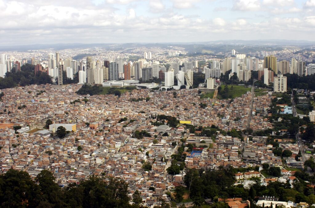 Contraste entre o Morumbi e Paraisópolis - Jorge Maruta / USP Imagens