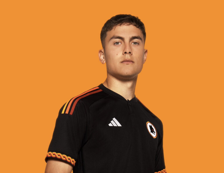 Roma lança nova terceira camisa com escudo antigo: ‘Estilo moderno, amor eterno’