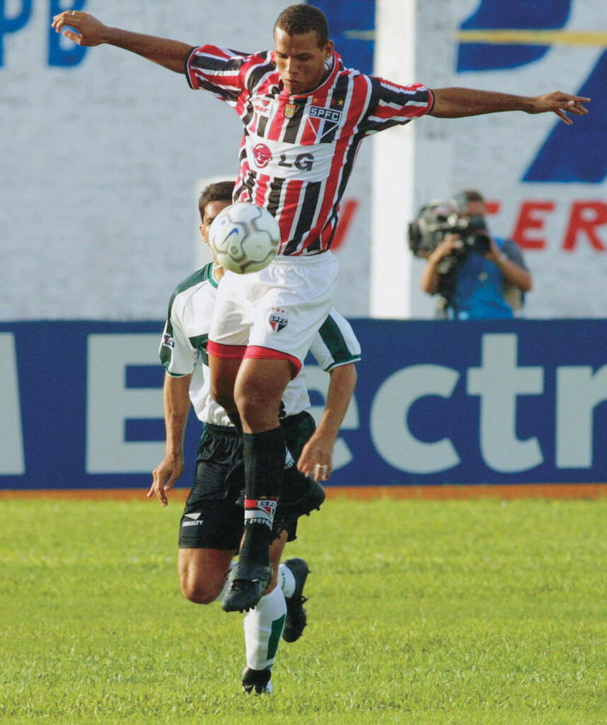 Dois jogadores, no total 93 anos: a curiosa dupla de ataque do