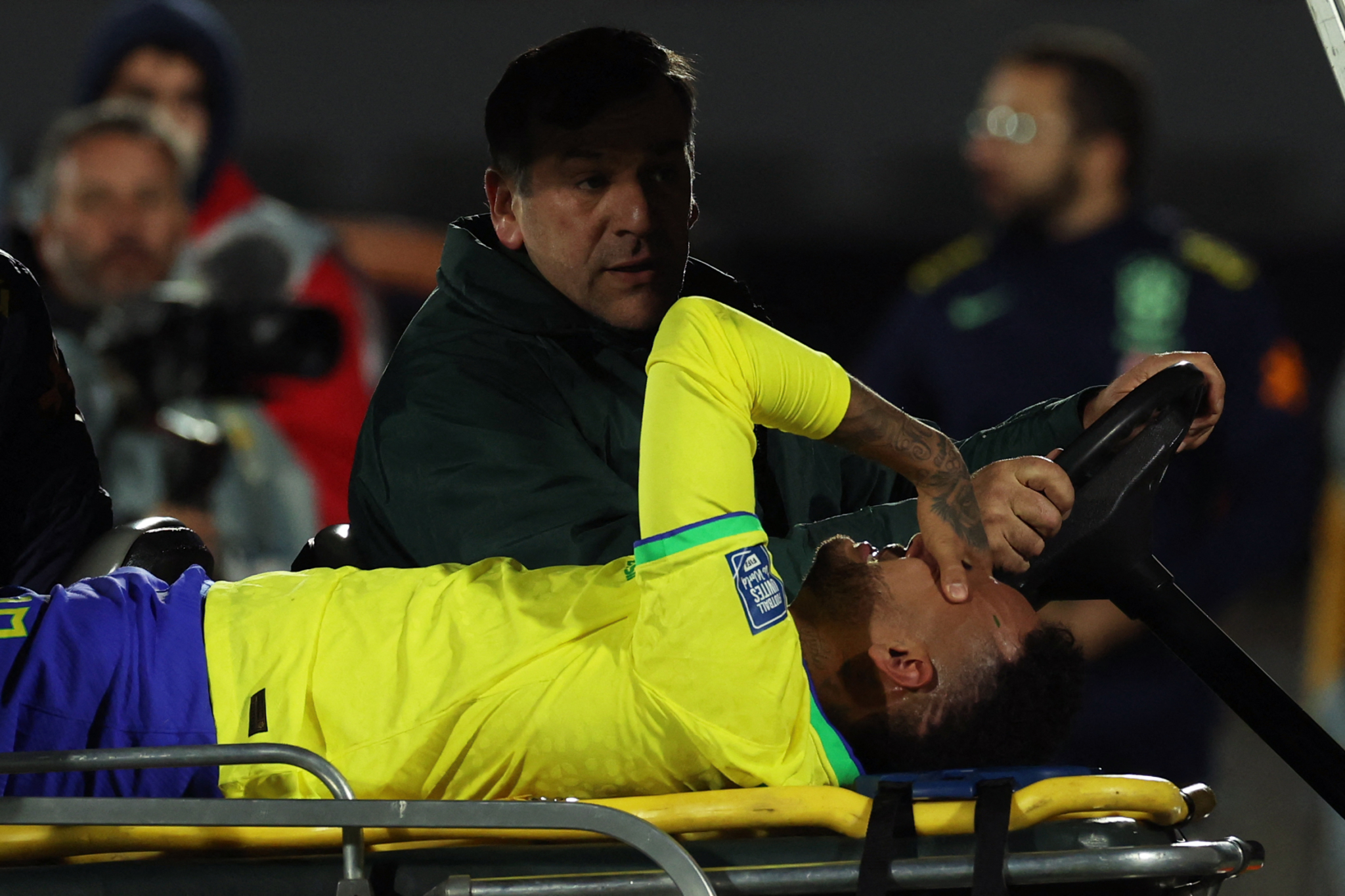Neymar sofre lesão no joelho e deixa partida contra o Uruguai de maca e chorando