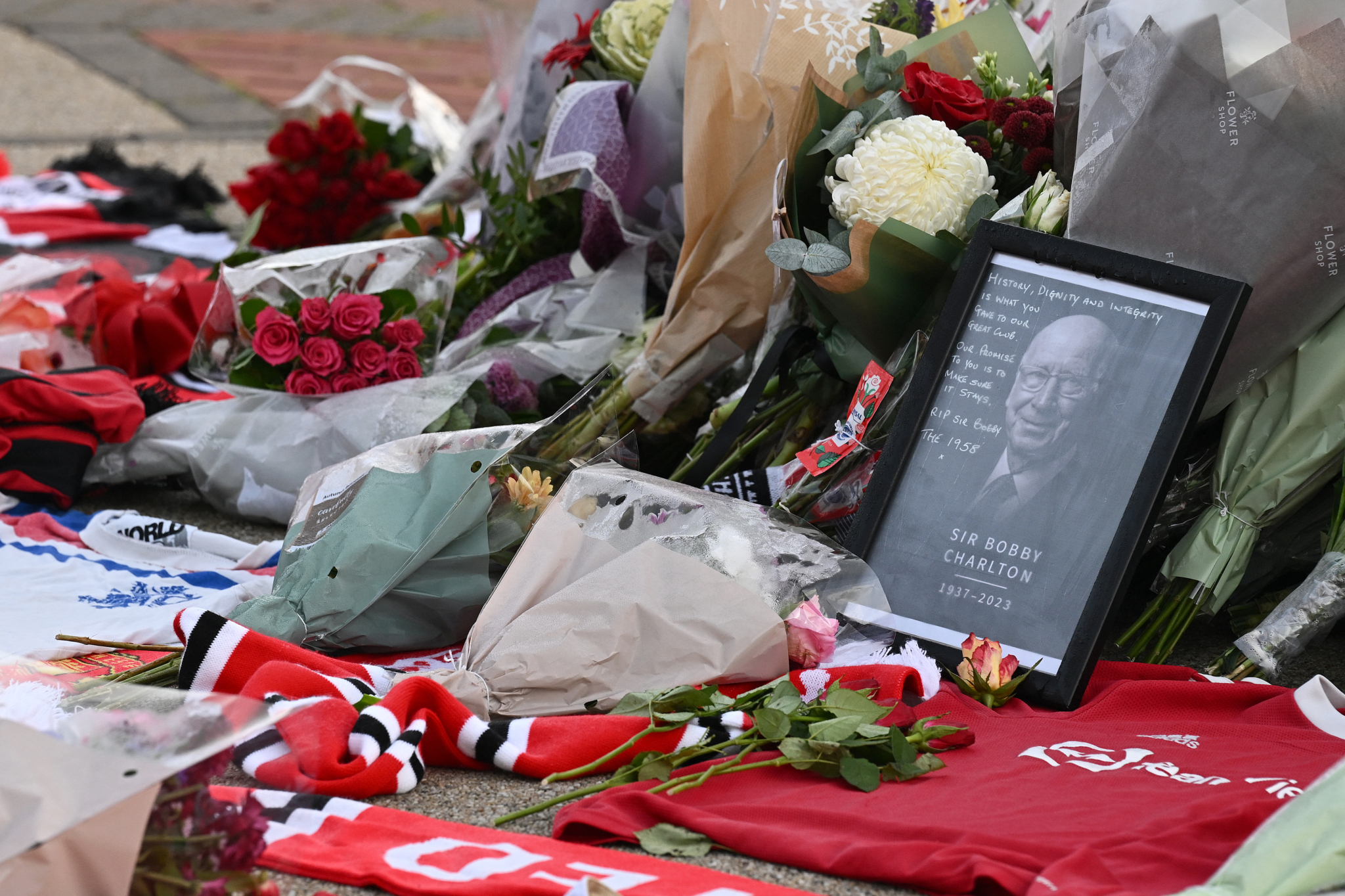 Manchester City repudia cantos ironizando morte de Bobby Charlton, lenda do United