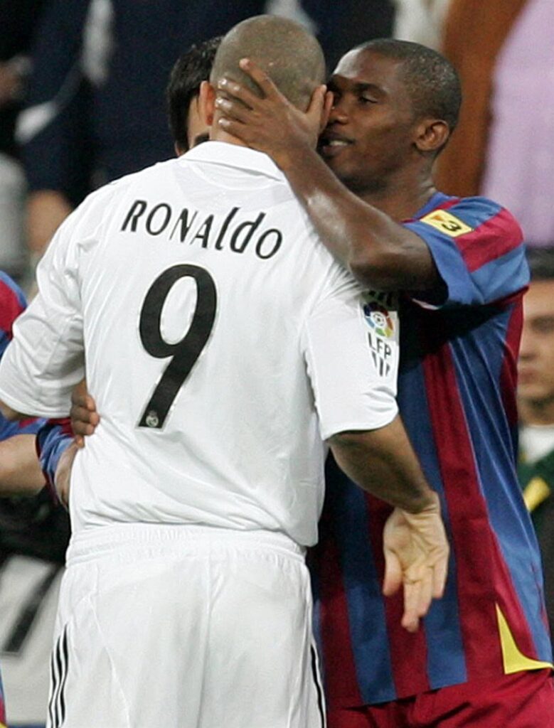 Eto'o, pelo Barcelona, contra Ronaldo, do Real Madrid, em 2005 - EFE/Juan Carlos Hidalgo