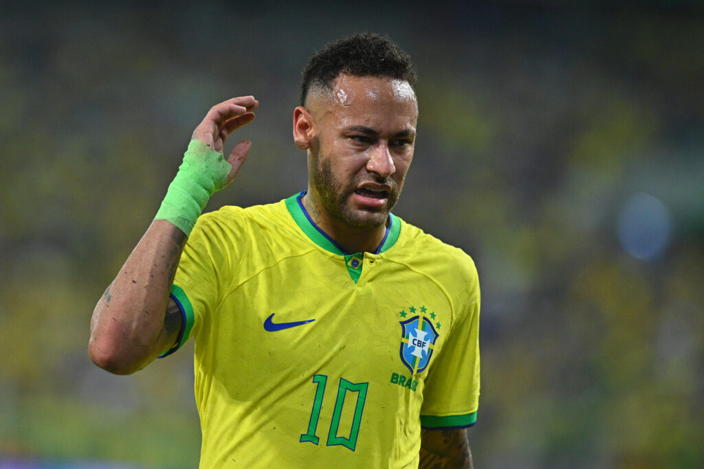 Neymar vira alvo de torcedores após empate do Brasil contra a Venezuela e é atingido por pipoca - Andre Borges/EFE