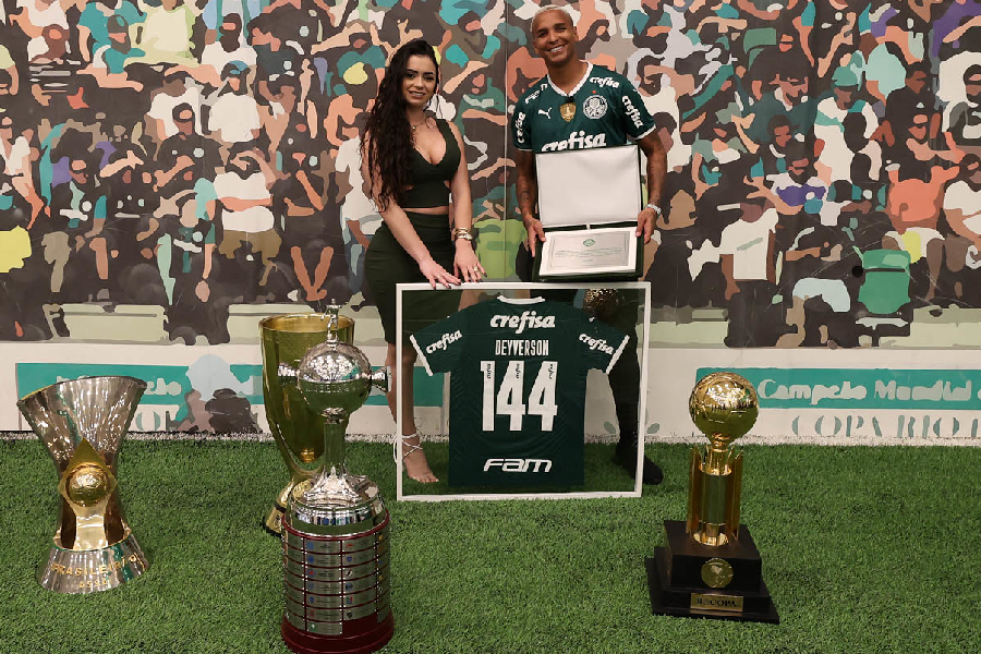 Deyverson e a esposa Karina Alexandre com os títulos pelo Palmeiras - Cesar Greco/Placar