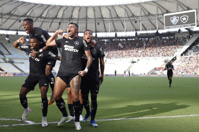 Líder, Botafogo volta a vencer após má fase e bate o Fluminense no Maracanã