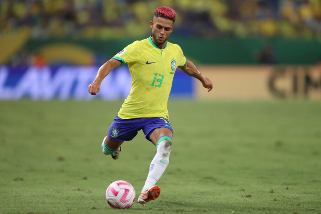 Yan Couto em ação pela seleção brasileira contra a Venezuela pelas Eliminatórias - Vitor Silva/CBF
