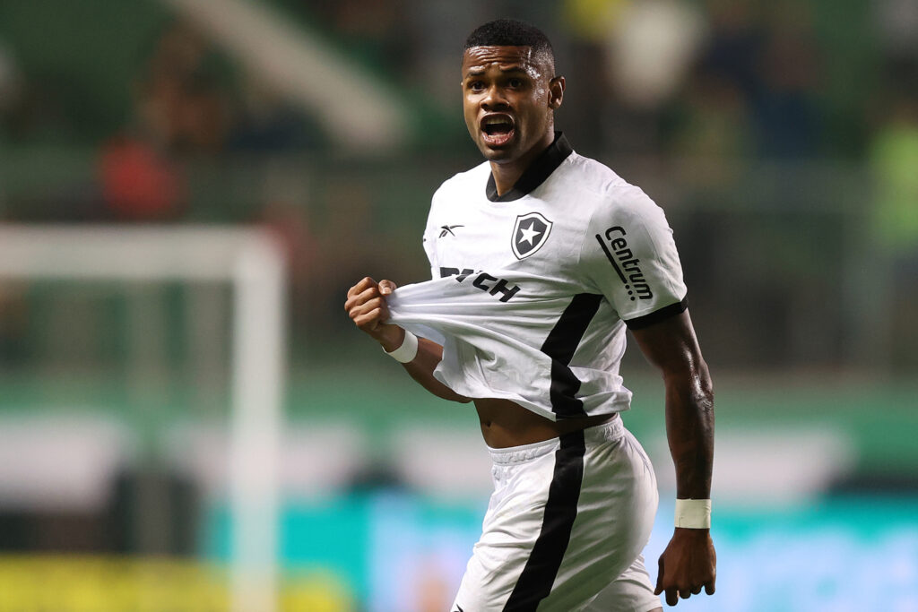 Júnior Santos brilha em noite contra o América e marca duas vezes pelo Fogão - Vítor Silva/Botafogo