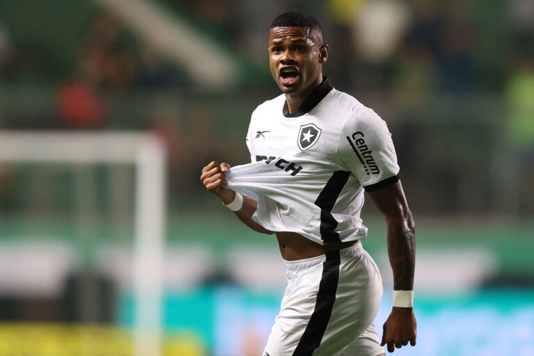 Líder Botafogo vence o lanterna América-MG fora de casa e volta a embalar