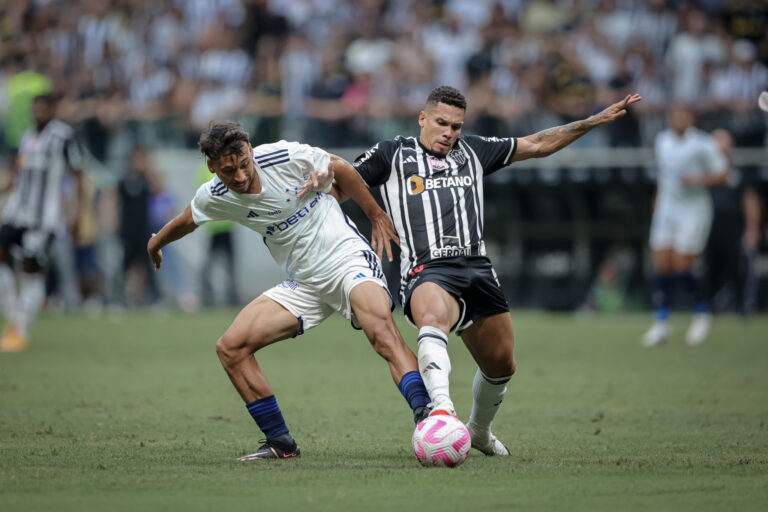 Galo faz contra e Cruzeiro vence o primeiro clássico na Arena MRV