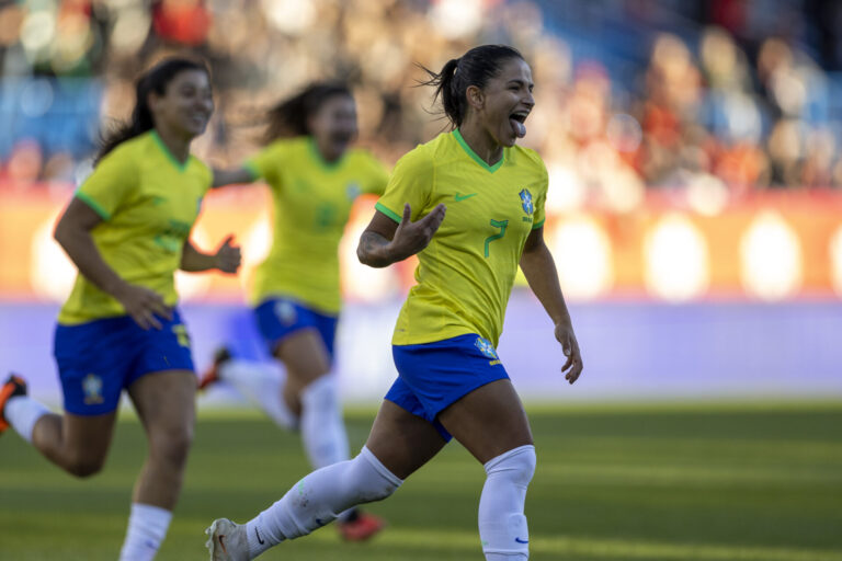 Brasil vence amistoso contra Canadá na estreia do técnico Arthur Elias