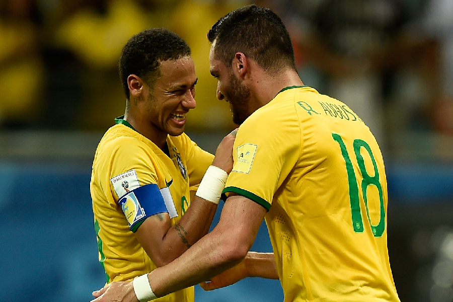 Abraçando Neymar: companheiro na conquista da então inédita medalha olímpica em 2016, no Rio de Janeiro - Buda Mendes/Getty Images