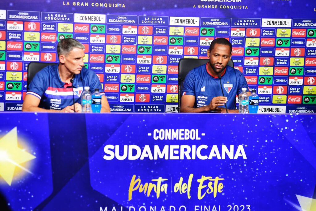 Juan Pablo Vojvoda e Tinga na coletiva do Fortaleza no Uruguai - Alexandre Battibugli/PLACAR