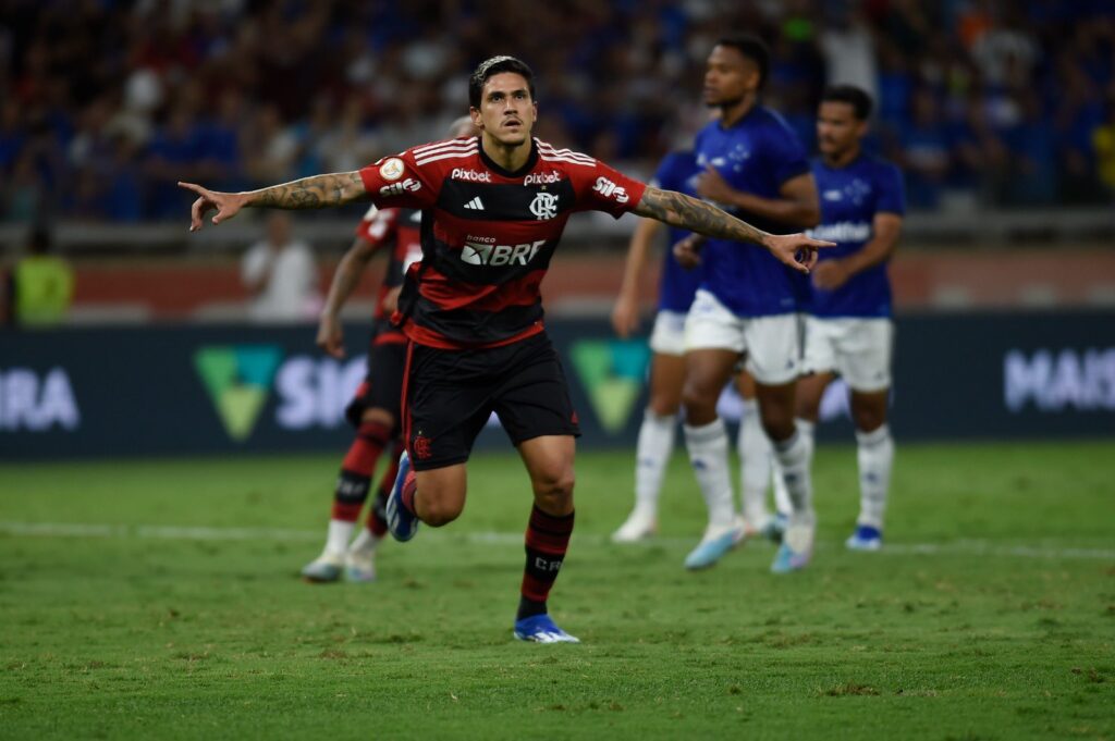 Flamengo volta a jogar bem, bate o Coritiba e dorme líder