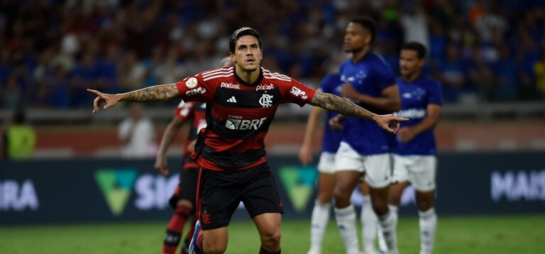 Flamengo vence o Cruzeiro na estreia de Tite e se mantém na corrida pelo título