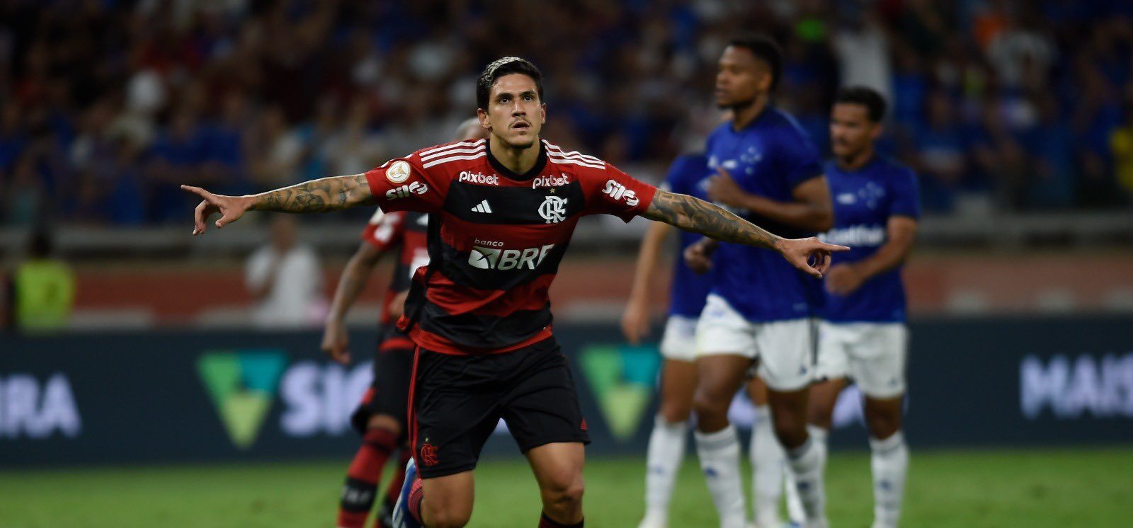 Pedro volta a treinar em campo e anima torcida do Flamengo