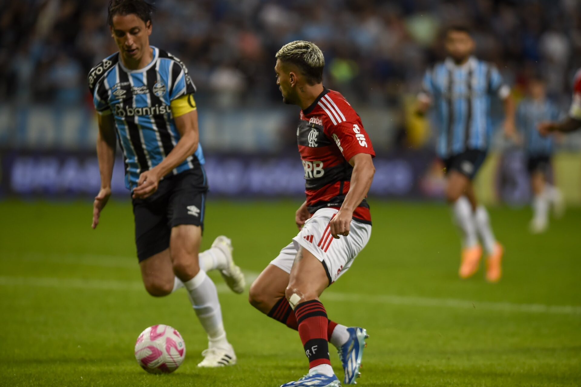 Grêmio espanta a má fase com virada e Flamengo perde a primeira com Tite