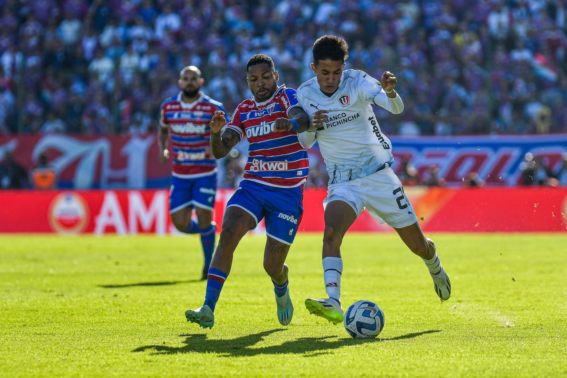 Jogador De Futebol Jogando Bola No Fundo. Imagem De Baixo ângulo