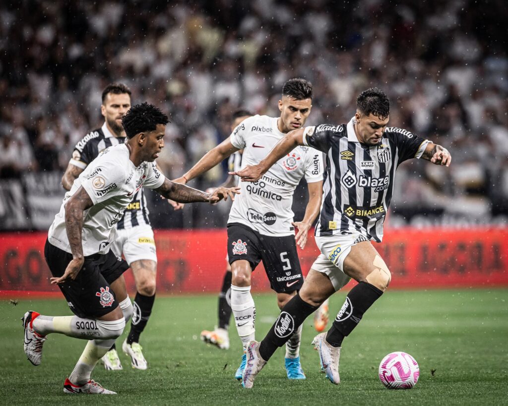 Corinthians e Santos seguem próximos do Z-4 e flertando com o fantasma do rebaixamento - Divulgação/Santos