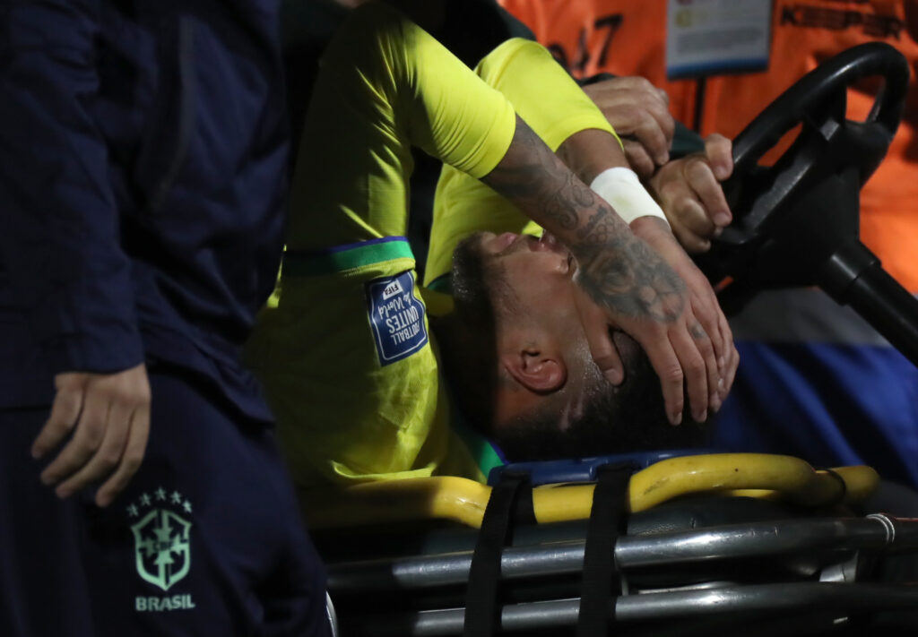 Neymar saiu lesionado de campo - EFE/Raul Martinez